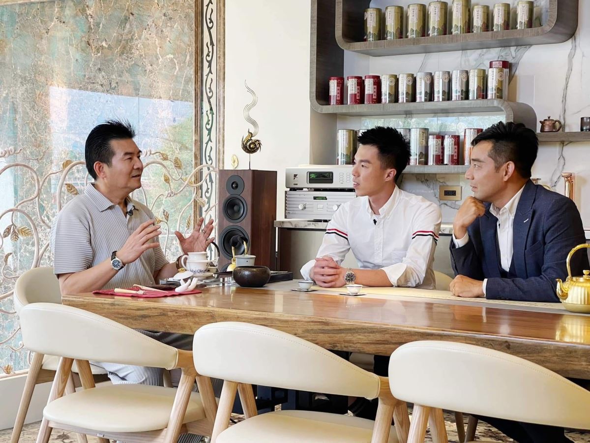 屋主劉董(左)與石尚買手吳仲雲、設計家主持人岑永康分享收藏大理石的感受與茶藝生活體驗。 屋主劉董(左)與石尚買手吳仲雲、設計家主持人岑永康分享收藏大理石的感受與茶藝生活體驗。