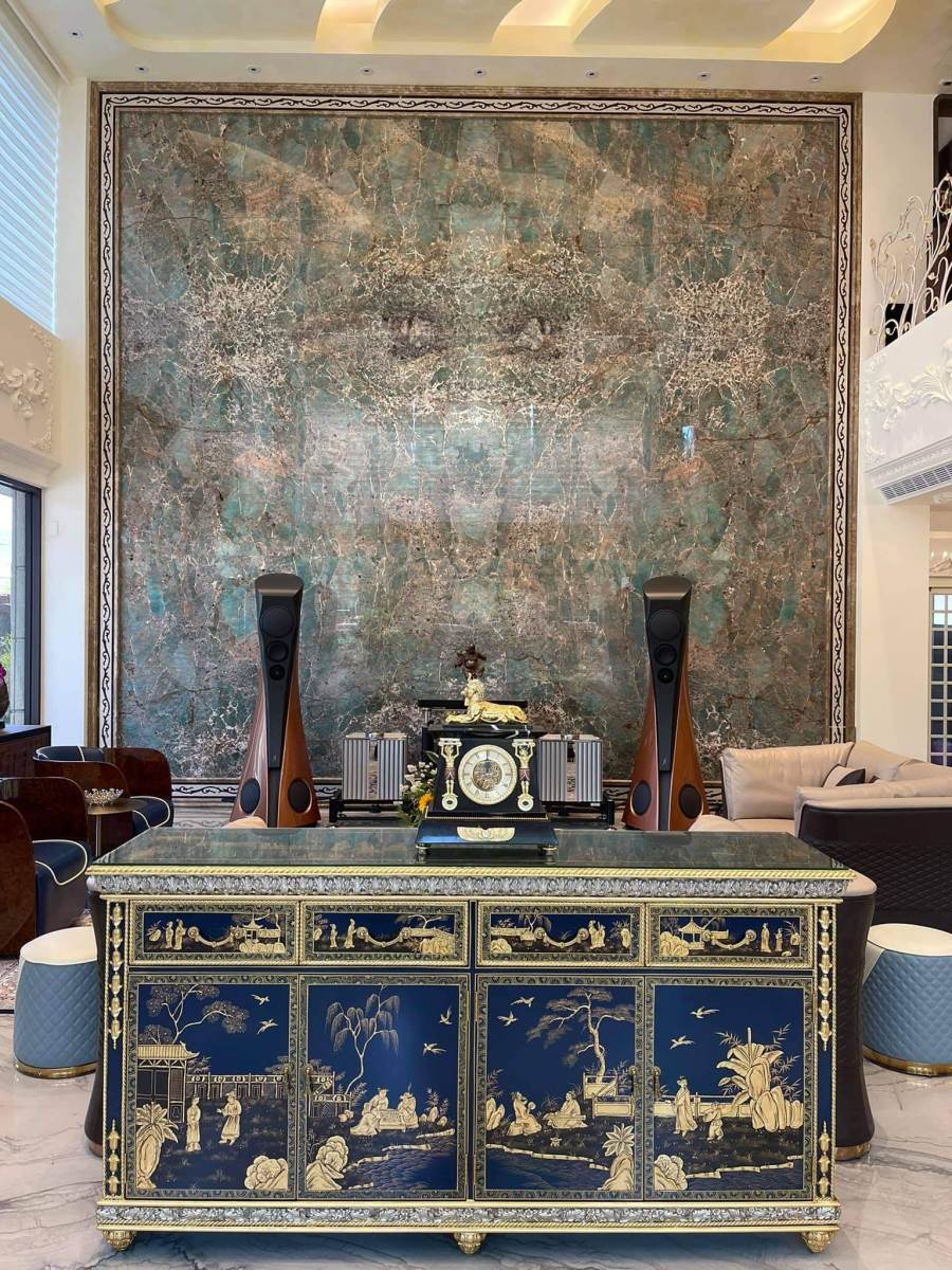 挑高 6 米交誼廳牆面鋪陳亞馬遜綠 Tiffany,呈現大器、壯闊景象。 挑高 6 米交誼廳牆面鋪陳亞馬遜綠 Tiffany,呈現大器、壯闊景象。