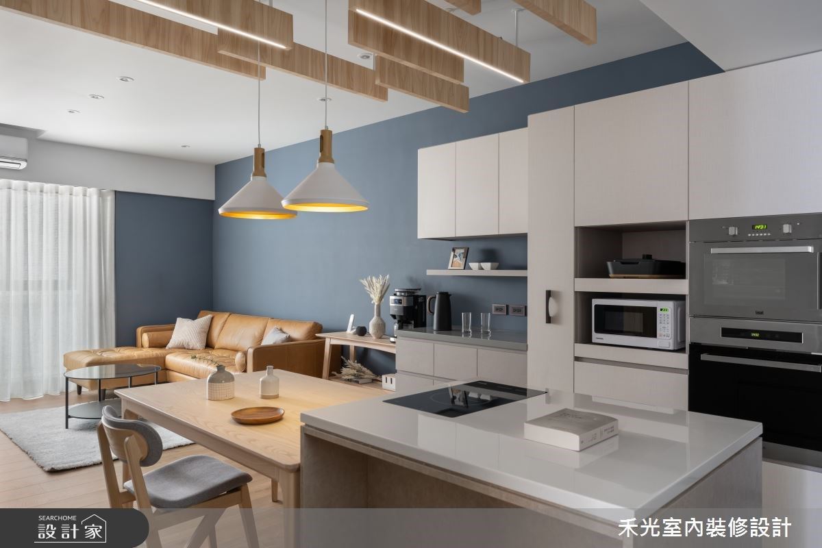 開放餐廳區以中島及電器櫃規劃,提升屋主的使用便利性。 開放餐廳區以中島及電器櫃規劃,提升屋主的使用便利性。