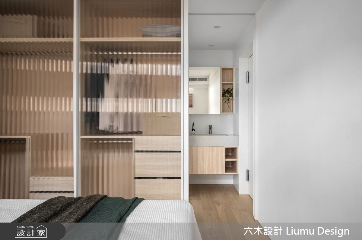 28 坪的現代風住宅,使用大面積的白底鋪陳,加上大地