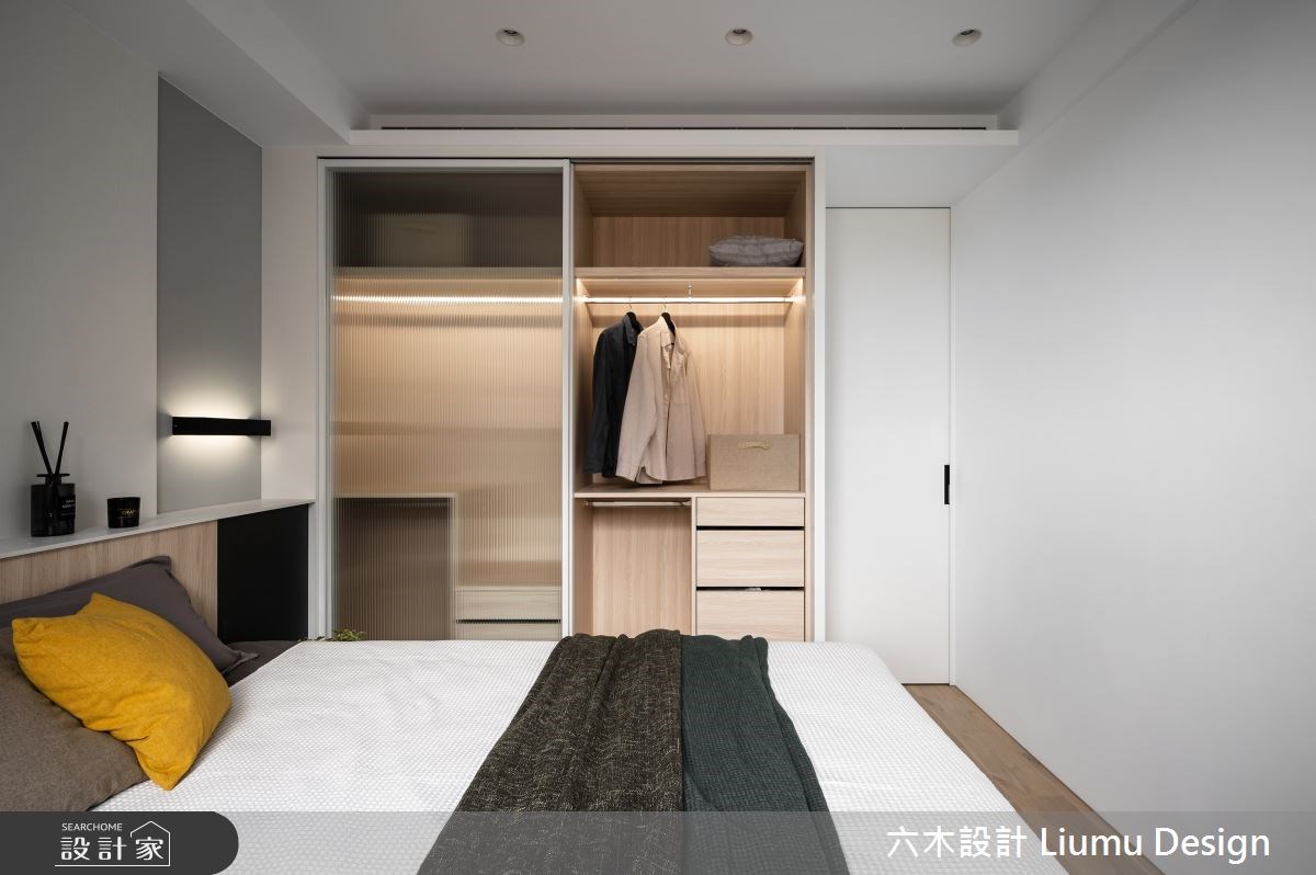 28 坪的現代風住宅,使用大面積的白底鋪陳,加上大地