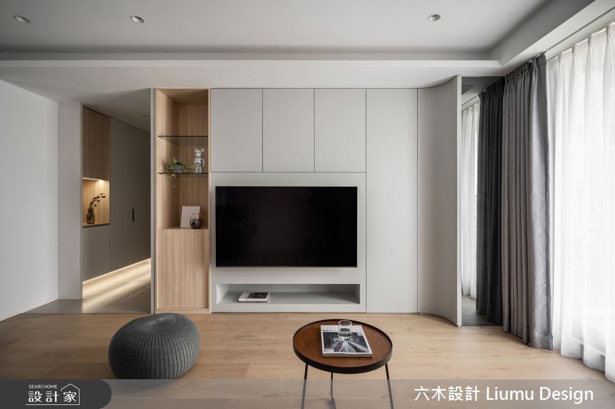 28 坪的現代風住宅,使用大面積的白底鋪陳,加上大地