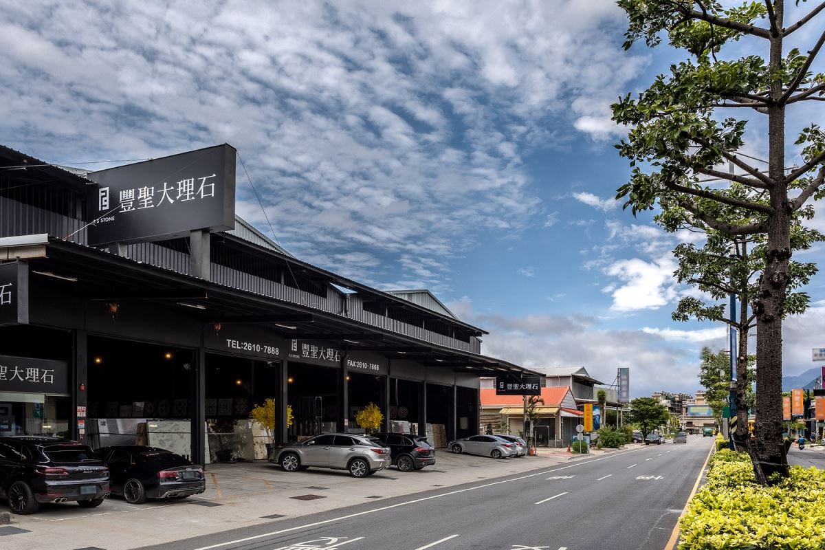豐聖大理石 Show Room 位於淡水河左岸的新北市八里區內。 豐聖大理石 Show Room 位於淡水河左岸的新北市八里區內。