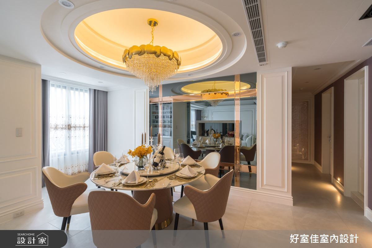 餐廳天花以圓弧堆疊層次,藉以削弱上方主樑的視覺壓迫感,同時展現空間的氣勢。 餐廳天花以圓弧堆疊層次,藉以削弱上方主樑的視覺壓迫感,同時展現空間的氣勢。