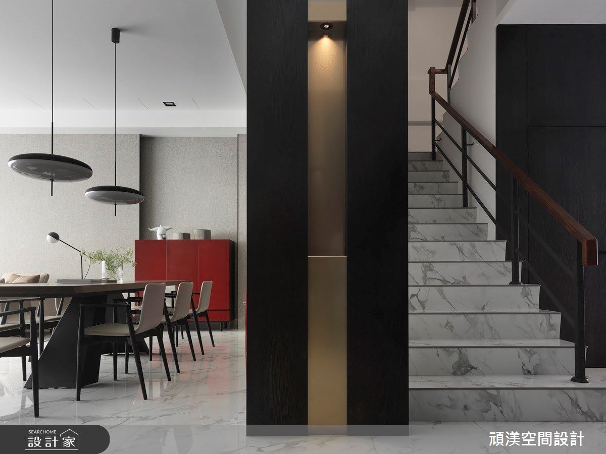 茶水區與正式餐廳僅一梯之隔,倘若多人大型聚會時,亦可成為餐廳的延伸,功能具彈性。 茶水區與正式餐廳僅一梯之隔,倘若多人大型聚會時,亦可成為餐廳的延伸,功能具彈性。