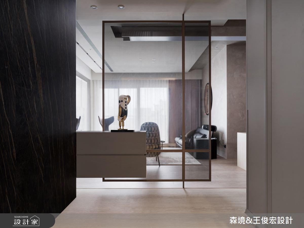 48坪現代宅內,以黑灰白三色為空間主色,營造出沈穩大