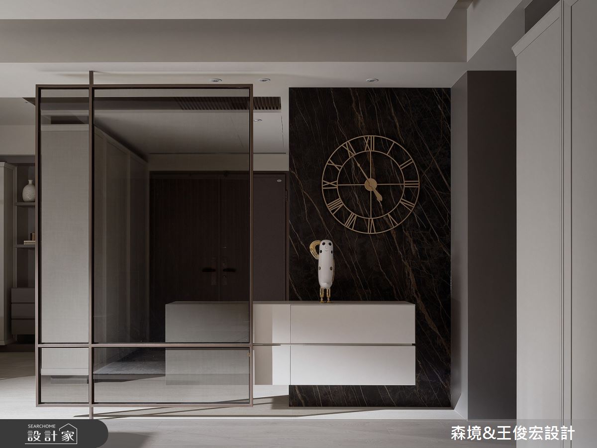 48坪現代宅內,以黑灰白三色為空間主色,營造出沈穩大