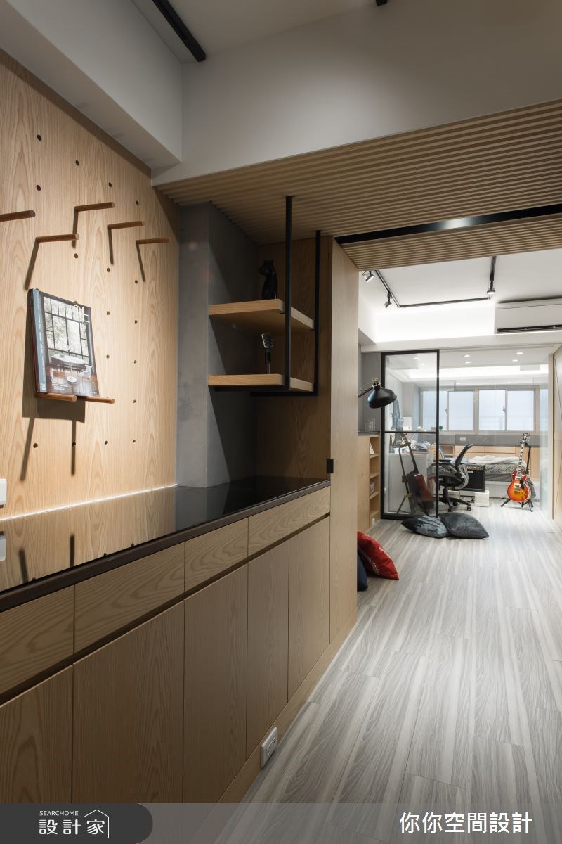狹長型的17坪老屋,原屋況因實牆阻擋,造成採光不佳、