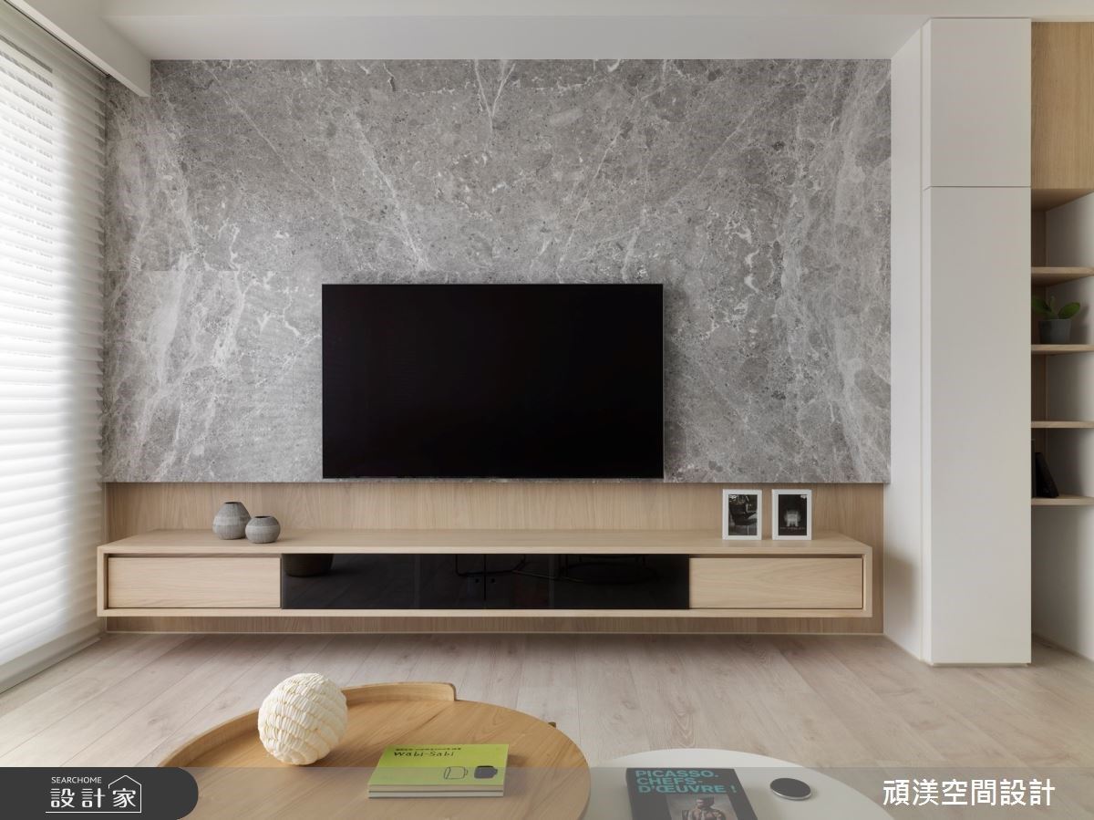 大理石紋電視牆與橡木皮染白黑玻視聽櫃相互平衡,白色長型深櫃與木皮層櫃一開一收,使電視牆整體更有趣同時兼顧實用性。 大理石紋電視牆與橡木皮染白黑玻視聽櫃相互平衡,白色長型深櫃與木皮層櫃一開一收,使電視牆整體更有趣同時兼顧實用性。