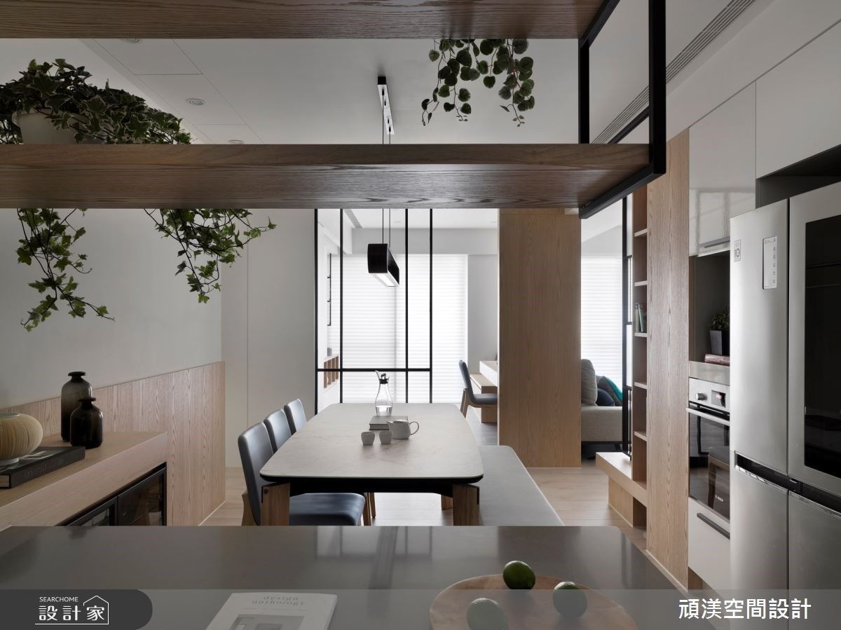 灰色塞麗石中島檯面,崁入電爐,延伸廚房功能 ; 餐桌與中島間的牆邊,增設置物收納平台,可做常用的小電器與杯子收納,必要時還可成為中島吧檯的延伸。 灰色塞麗石中島檯面,崁入電爐,延伸廚房功能 ; 餐桌與中島間的牆邊,增設置物收納平台,可做常用的小電器與杯子收納,必要時還可成為中島吧檯的延伸。