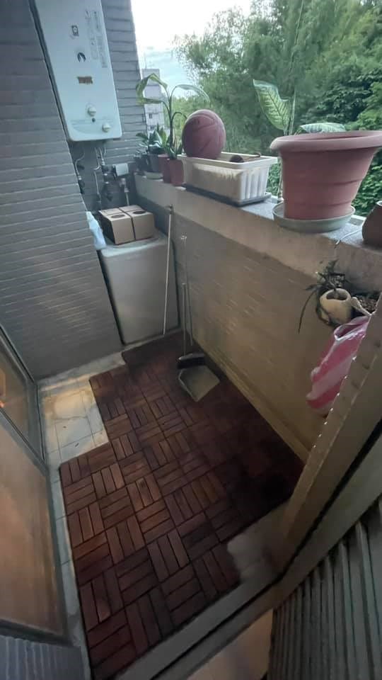 網友廖珮均在IKEA買了桌椅、層架、木地板、氣氛燈泡,