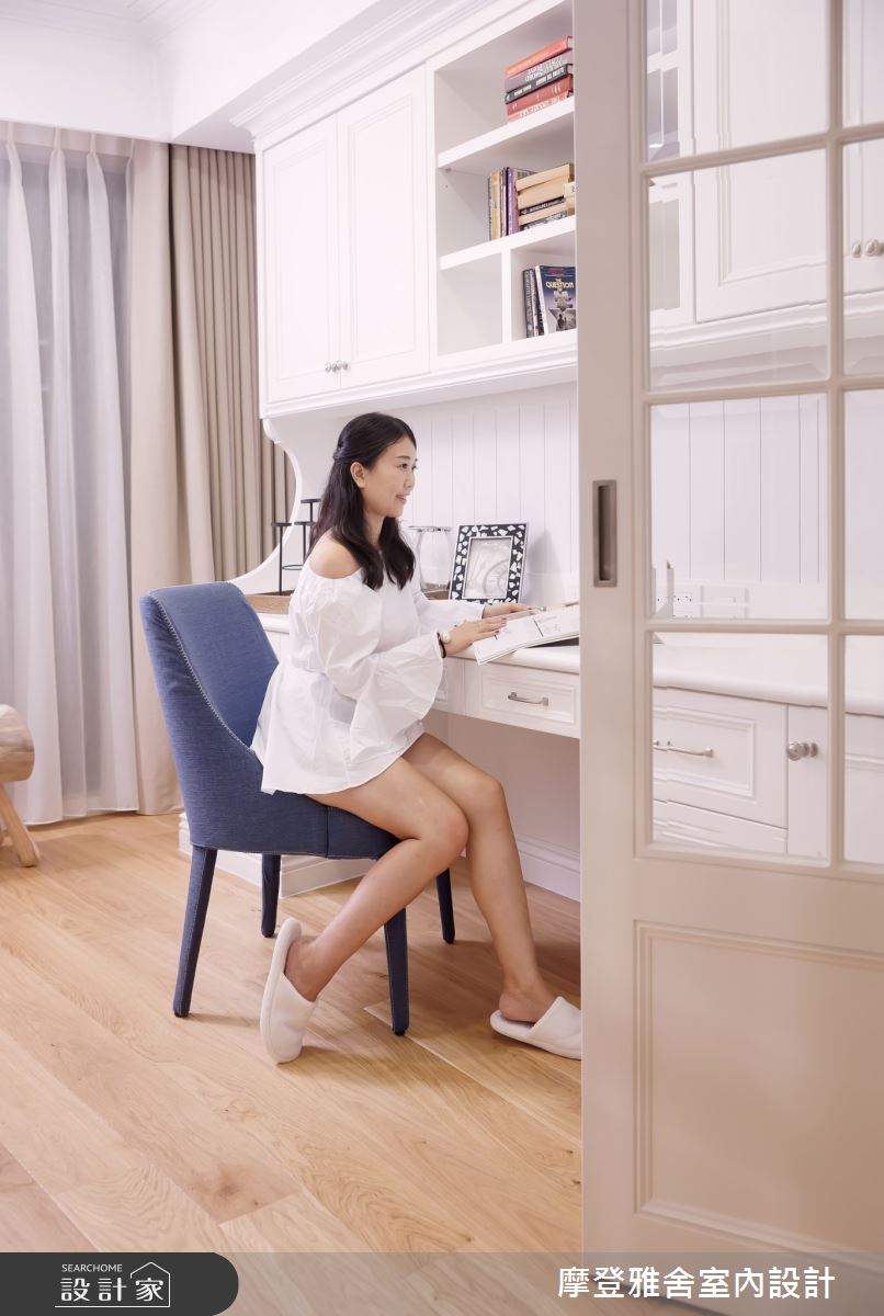 單身女醫師為自己保留最療癒的角落之一就是純白的美式書房,以淺色木地板與造型木作打造輕透純淨的閱讀空間。 單身女醫師為自己保留最療癒的角落之一就是純白的美式書房,以淺色木地板與造型木作打造輕透純淨的閱讀空間。
