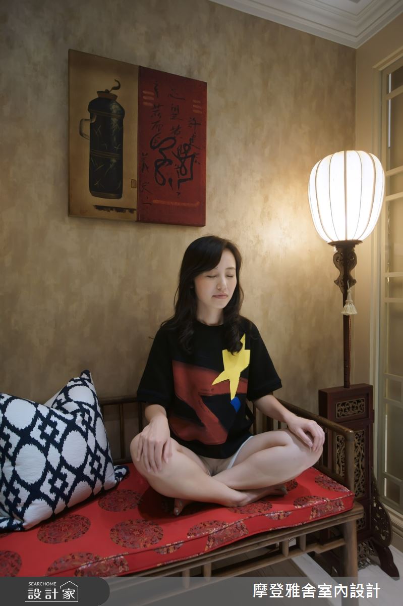 總是難以靜心?一張實木臥榻與燈籠造型立燈能讓你沉澱心靈,成為冥想、打坐的最佳歸屬。 總是難以靜心?一張實木臥榻與燈籠造型立燈能讓你沉澱心靈,成為冥想、打坐的最佳歸屬。