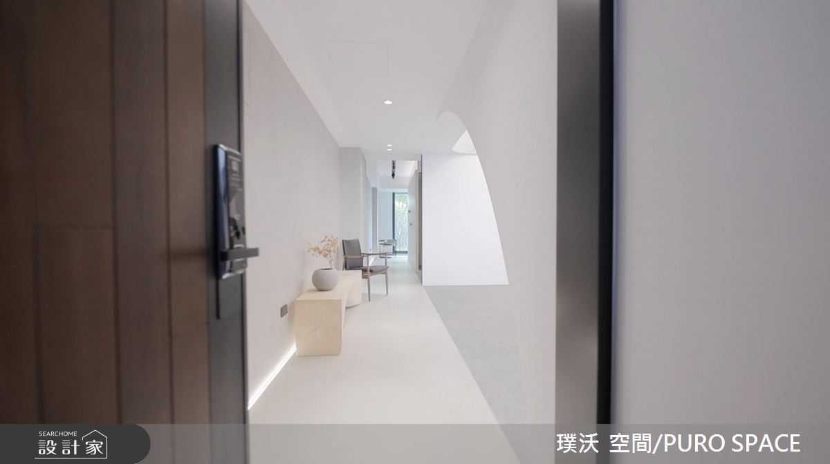 樸實、平靜溫和的一家四口,在河岸邊幽靜的環買了一棟