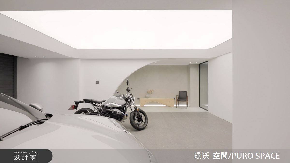 廊道景緻從不同角度看有不同心情,從車庫看像是一面展示牆,但從玄關處看又是另外一番情境。 廊道景緻從不同角度看有不同心情,從車庫看像是一面展示牆,但從玄關處看又是另外一番情境。