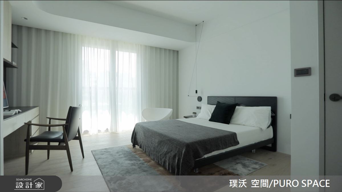 樸實、平靜溫和的一家四口,在河岸邊幽靜的環買了一棟