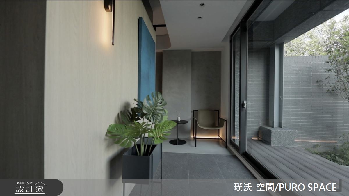 樸實、平靜溫和的一家四口,在河岸邊幽靜的環買了一棟