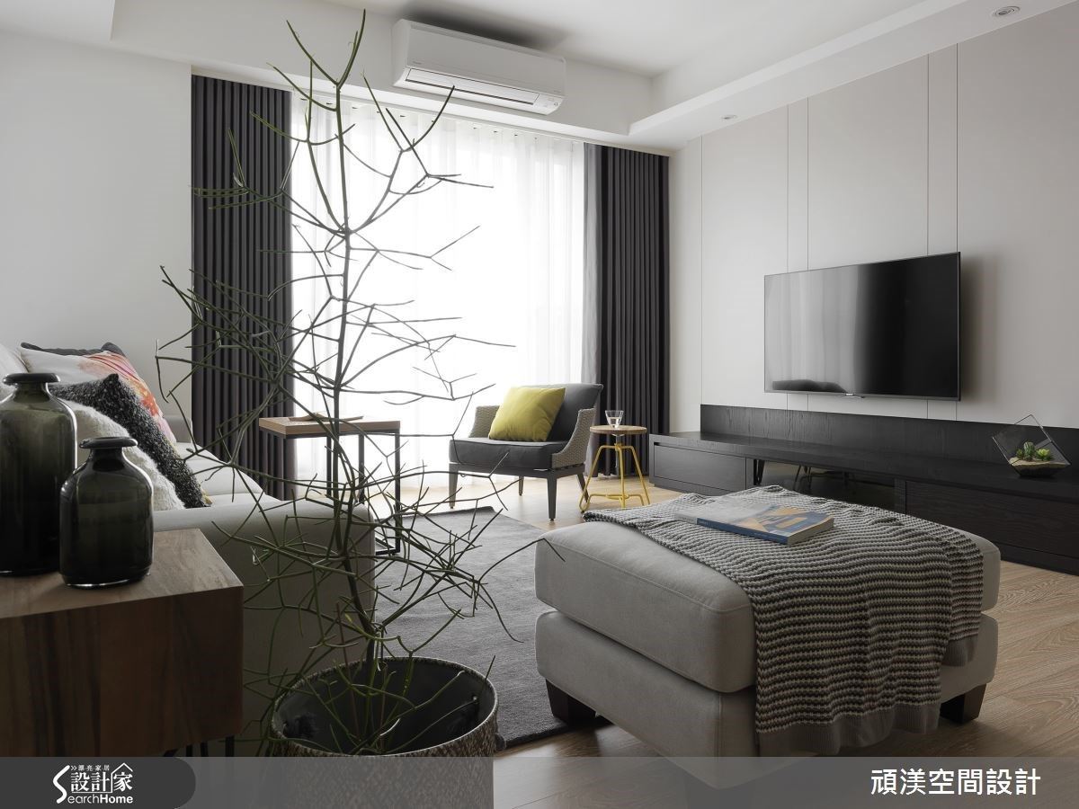 綠色植栽輔以籐編盆飾意境更佳,再來一塊灰彩塊毯與跳色桌几/抱枕相得益彰。 綠色植栽輔以籐編盆飾意境更佳,再來一塊灰彩塊毯與跳色桌几/抱枕相得益彰。