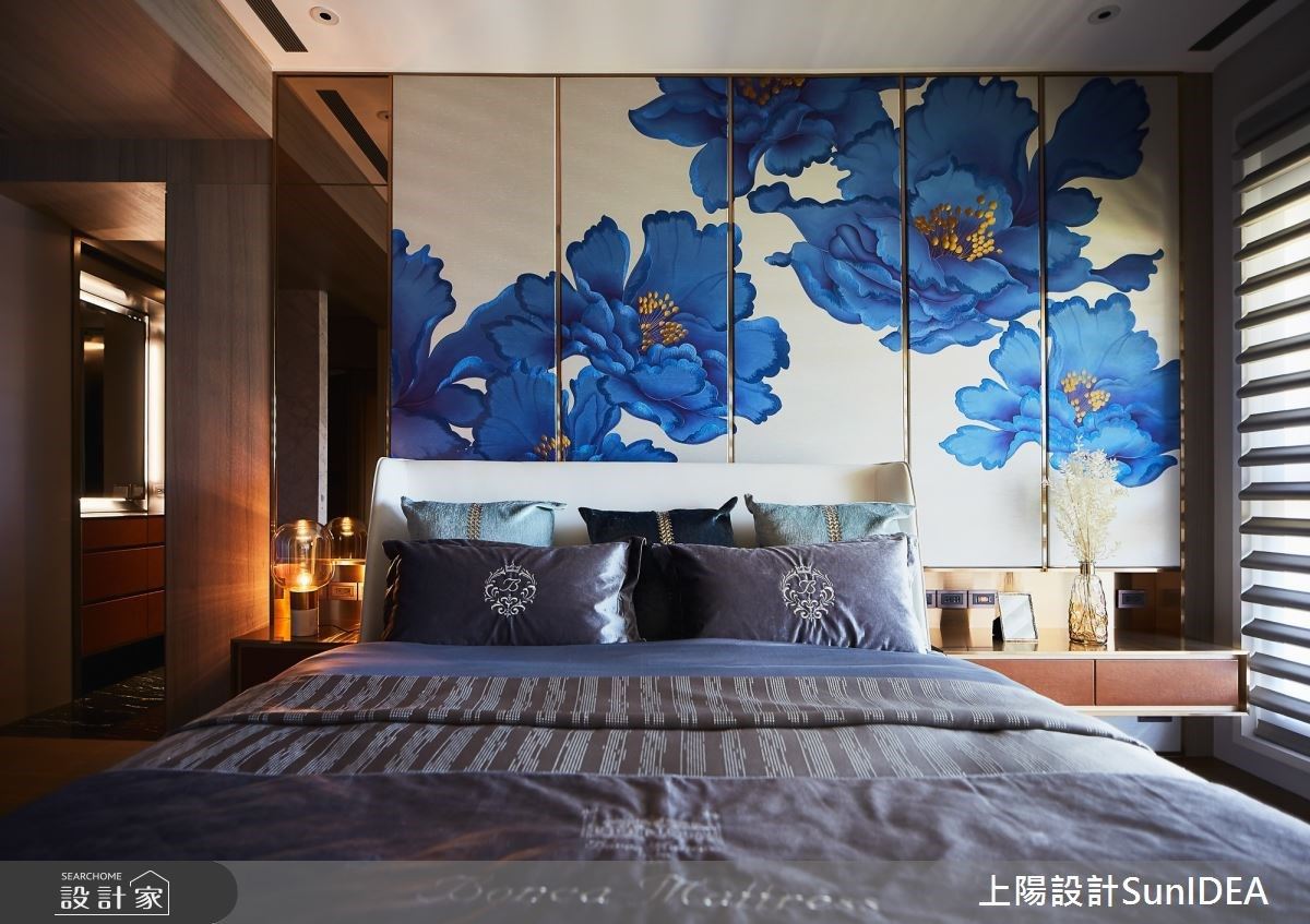 床頭裱板左側設有銅鏡,可憑藉鏡面反射,延伸空間視覺效果。 床頭裱板左側設有銅鏡,可憑藉鏡面反射,延伸空間視覺效果。