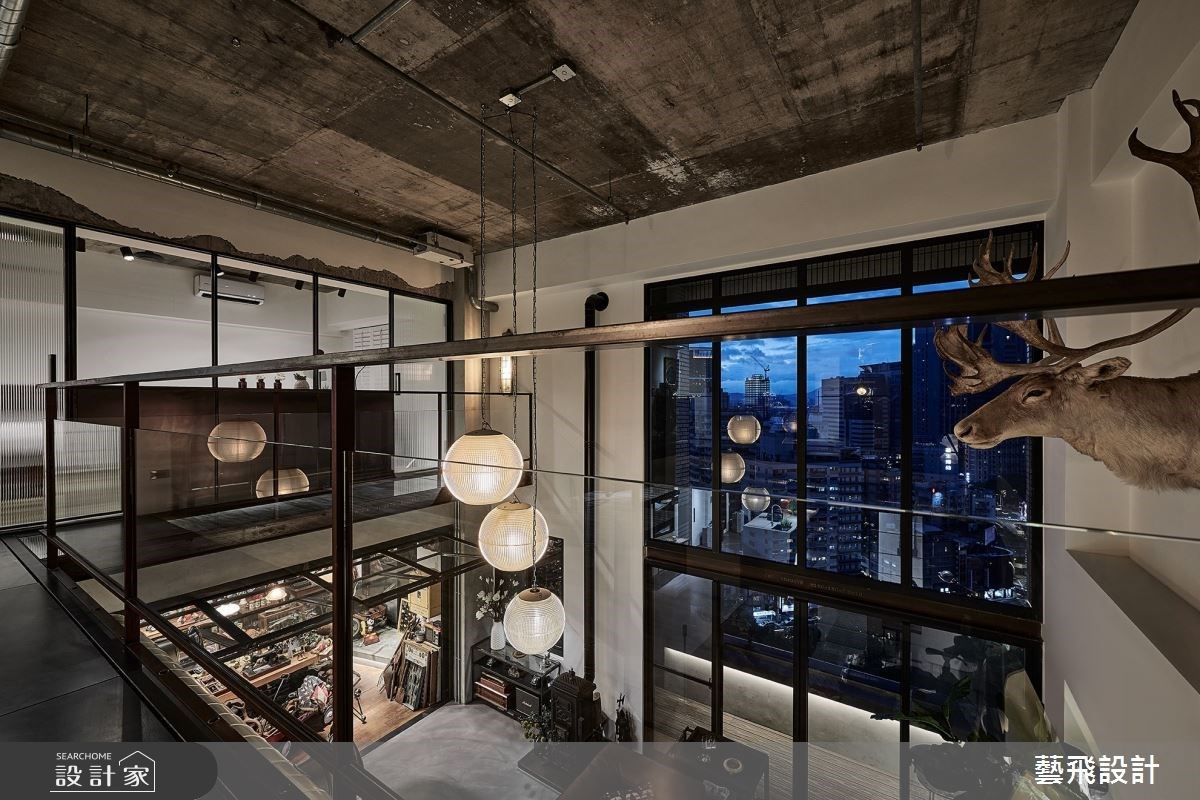天花特意保留建商原始的板模構造,搭配裸露管線,完善實踐粗獷俐落的 Loft 精神。 天花特意保留建商原始的板模構造,搭配裸露管線,完善實踐粗獷俐落的 Loft 精神。