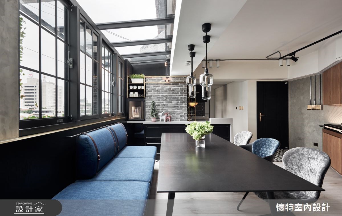 沿著窗邊規畫卡座式座位,結合精緻的餐廳吊燈,用餐也很有儀式感。》》看更多圖片 沿著窗邊規畫卡座式座位,結合精緻的餐廳吊燈,用餐也很有儀式感。》》看更多圖片