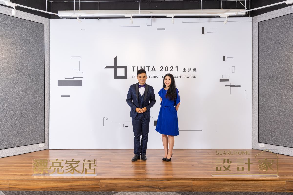 獎典禮主持人岑永康(左)與評審之一的漂亮家居雜誌總編輯張麗寶(右)於典禮頒發重要獎項。 獎典禮主持人岑永康(左)與評審之一的漂亮家居雜誌總編輯張麗寶(右)於典禮頒發重要獎項。