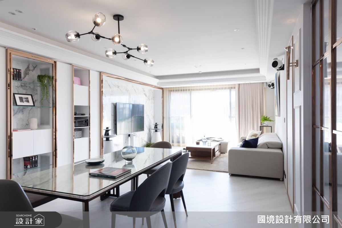 名為鏤金的家,以白色大理石鋪設全屋,並以金邊描摹勾