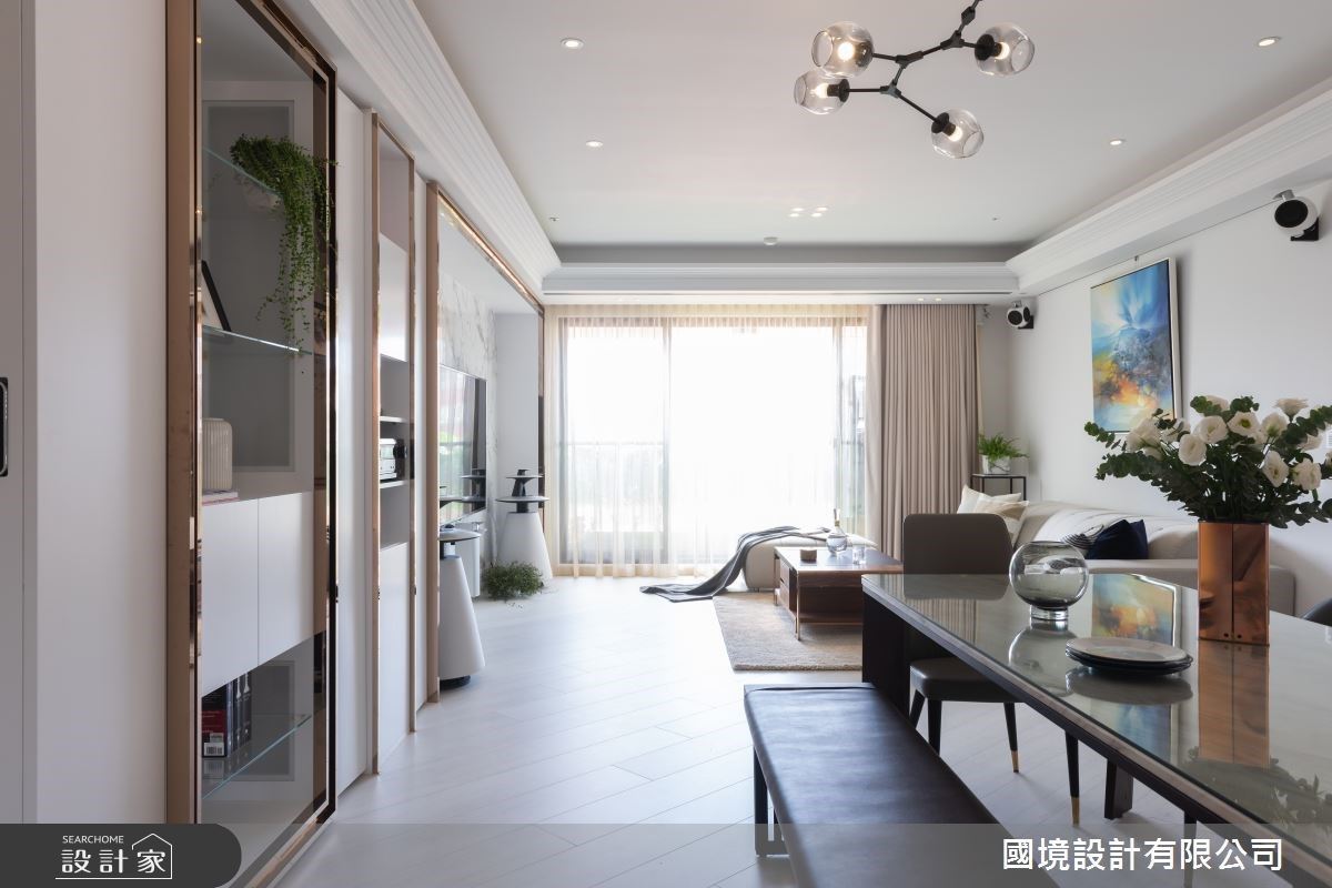 名為鏤金的家,以白色大理石鋪設全屋,並以金邊描摹勾