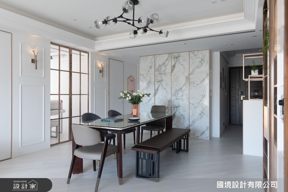 名為鏤金的家,以白色大理石鋪設全屋,並以金邊描摹勾