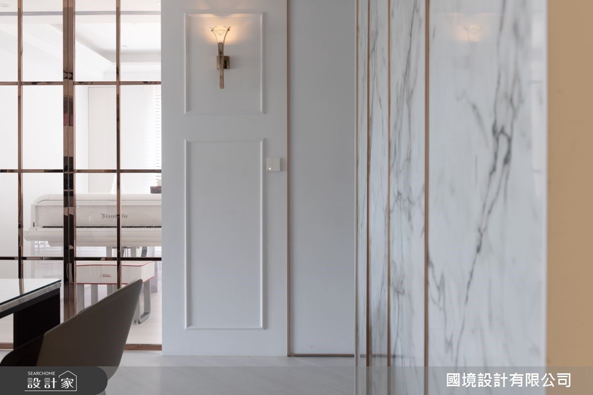 名為鏤金的家,以白色大理石鋪設全屋,並以金邊描摹勾