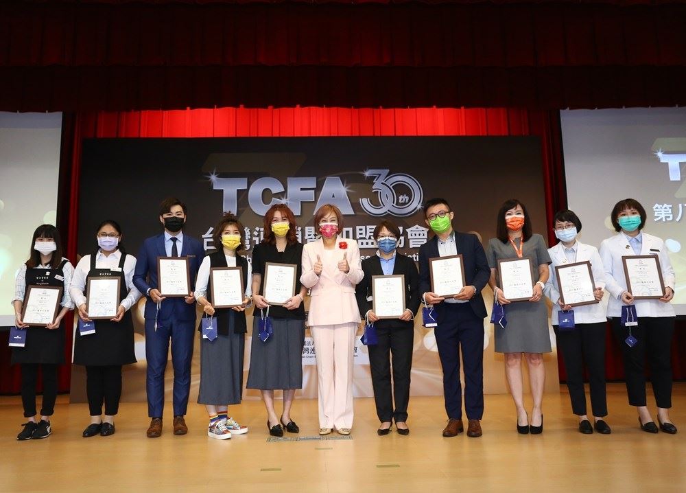由 TCFA 理事長賴淑芬(中)頒發服務天使獎給歐德傢俱吳珈玉(右五)、優渥實木林聖倫(右四)。 由 TCFA 理事長賴淑芬(中)頒發服務天使獎給歐德傢俱吳珈玉(右五)、優渥實木林聖倫(右四)。
