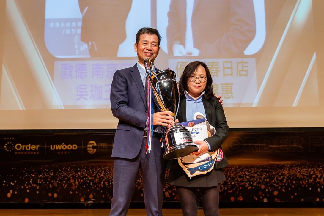 吳珈玉設計師從歐德集團董事長陳國都手中接獲歐德 2020 年度服務獎總冠軍,今再獲 2021TCFA 服務天使獎肯定,實至名歸。 吳珈玉設計師從歐德集團董事長陳國都手中接獲歐德 2020 年度服務獎總冠軍,今再獲 2021TCFA 服務天使獎肯定,實至名歸。