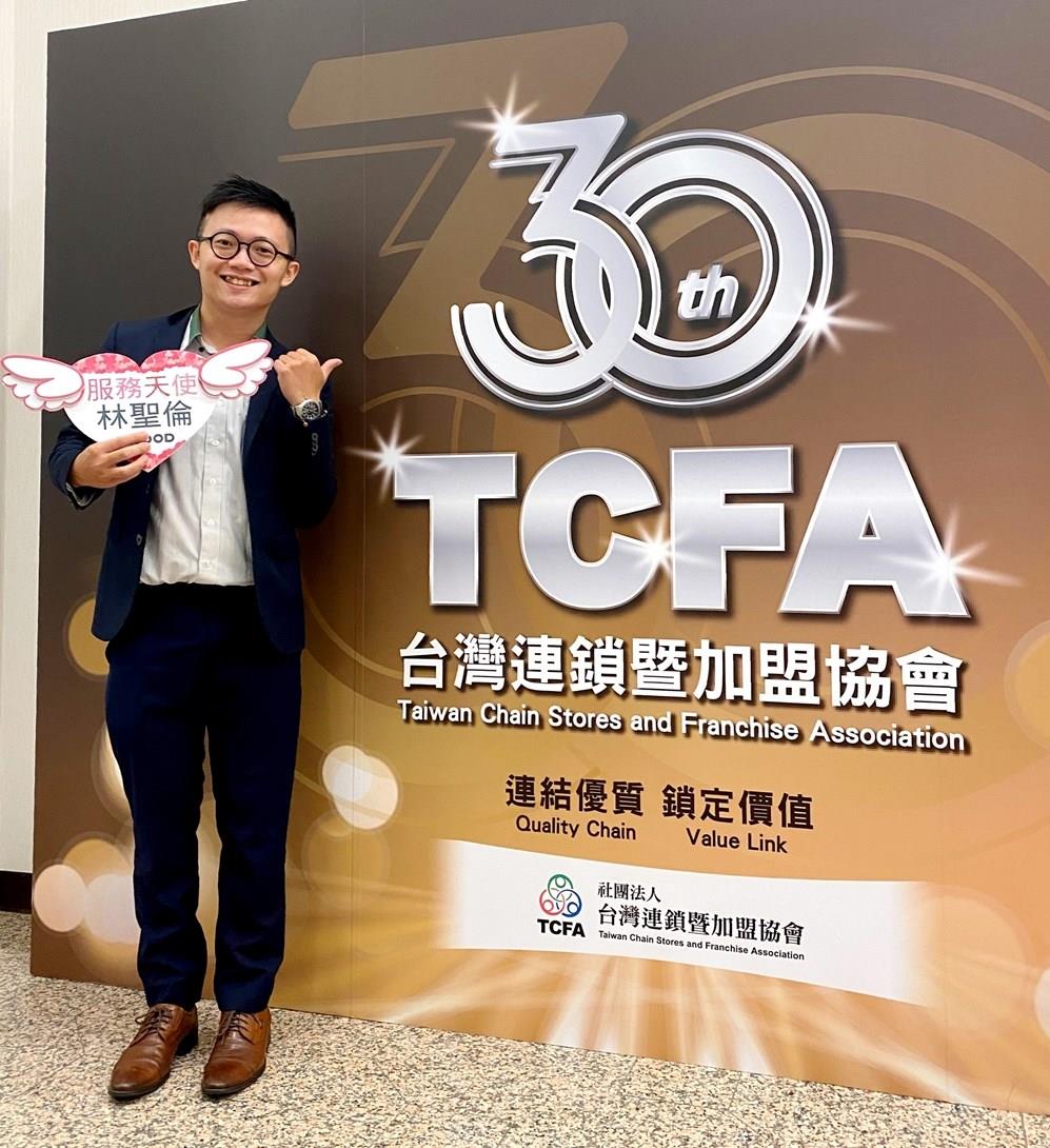 優渥實木新竹旗艦店林聖倫,是歐德集團每月服務滿意度績優常勝軍。 優渥實木新竹旗艦店林聖倫,是歐德集團每月服務滿意度績優常勝軍。