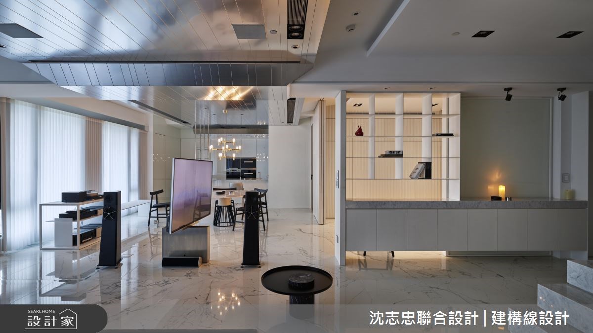 位處高樓層的 82 坪混搭風住宅空間,擁有良好的採光與