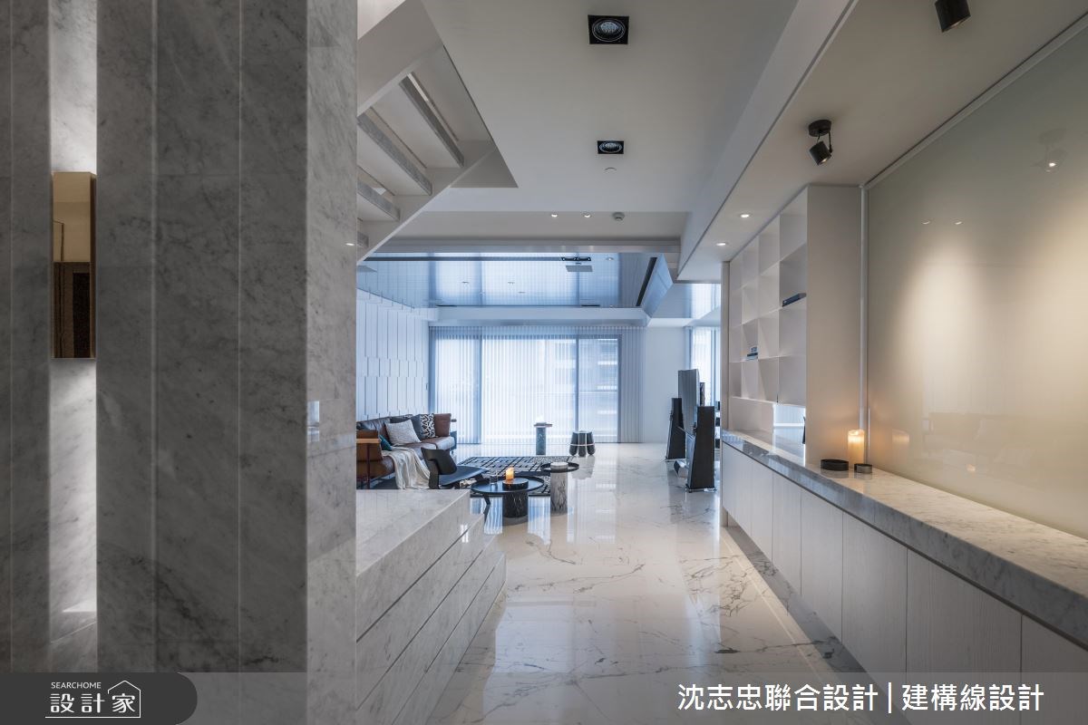 位處高樓層的 82 坪混搭風住宅空間,擁有良好的採光與