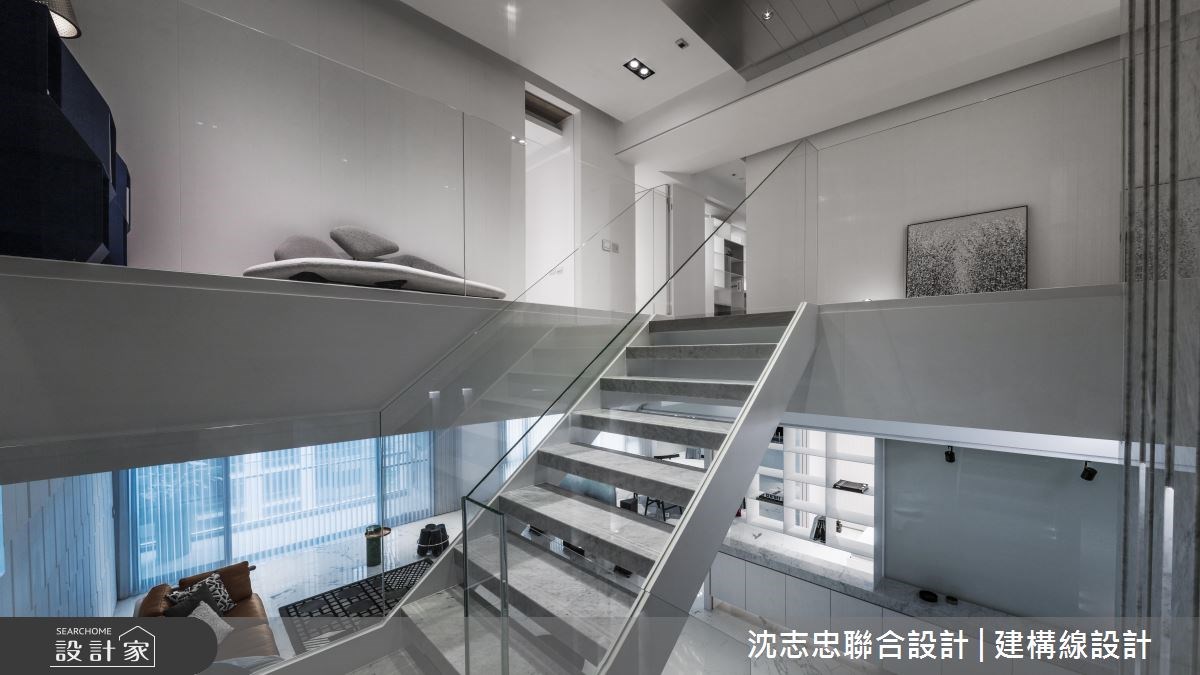 位處高樓層的 82 坪混搭風住宅空間,擁有良好的採光與
