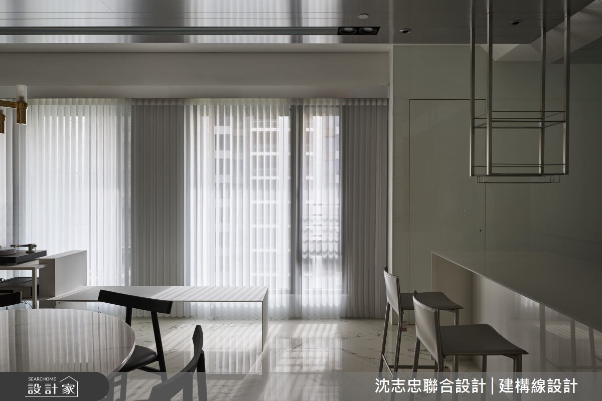 位處高樓層的 82 坪混搭風住宅空間,擁有良好的採光與