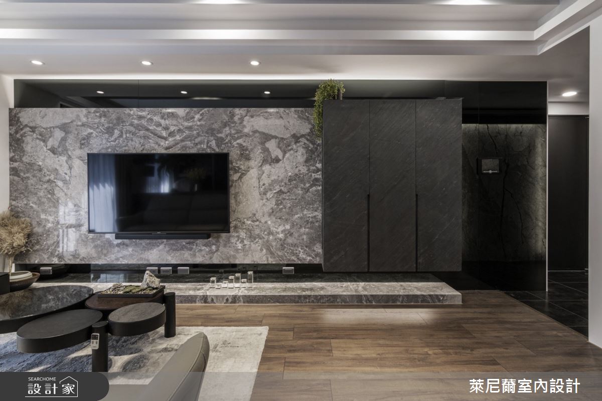 24坪新成屋內,居住人口為一對喜愛沉靜風格的母子,萊