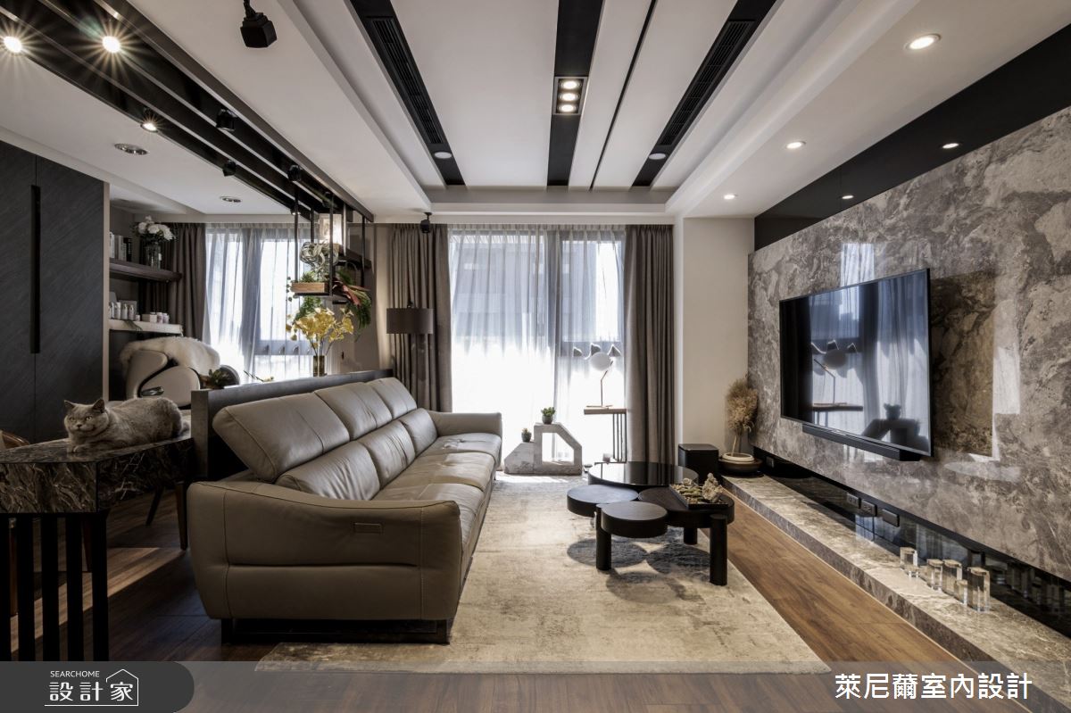 24坪新成屋內,居住人口為一對喜愛沉靜風格的母子,萊