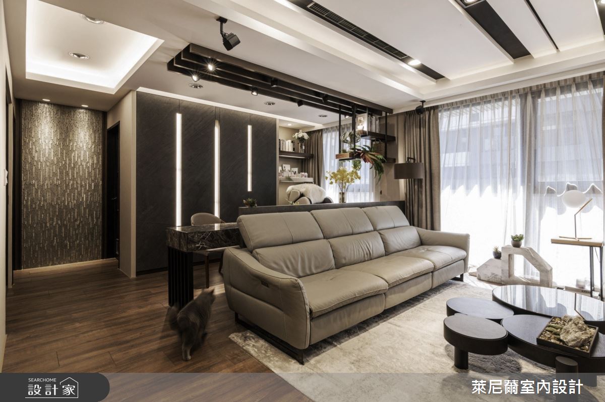 24坪新成屋內,居住人口為一對喜愛沉靜風格的母子,萊