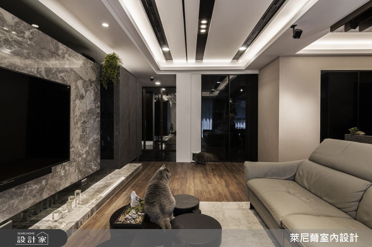 24坪新成屋內,居住人口為一對喜愛沉靜風格的母子,萊