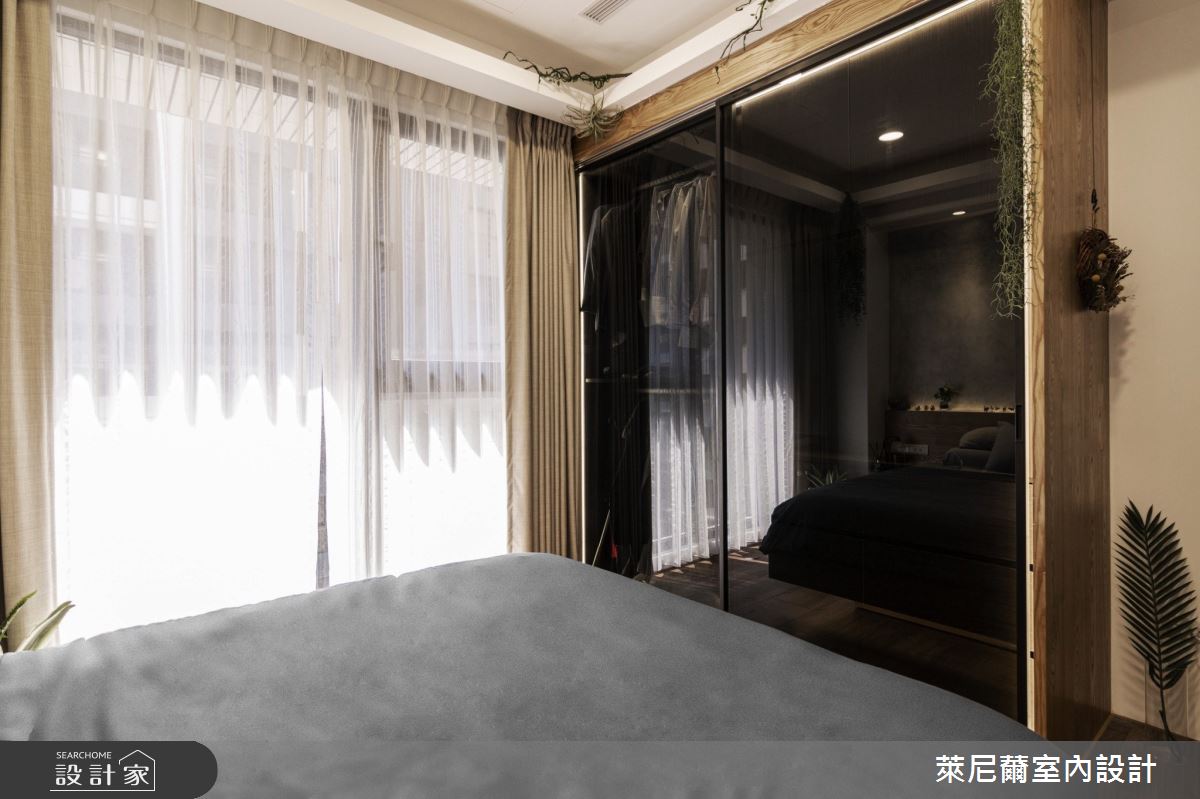 24坪新成屋內,居住人口為一對喜愛沉靜風格的母子,萊