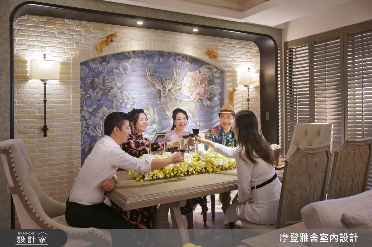 用餐區畫風一轉,以森林系手繪壁畫與文化石構成復古端景,設計師配置文藝復興時期的仿舊釘扣雕花單椅及餐桌,營造置身古堡酒窖的放鬆氛圍。 用餐區畫風一轉,以森林系手繪壁畫與文化石構成復古端景,設計師配置文藝復興時期的仿舊釘扣雕花單椅及餐桌,營造置身古堡酒窖的放鬆氛圍。