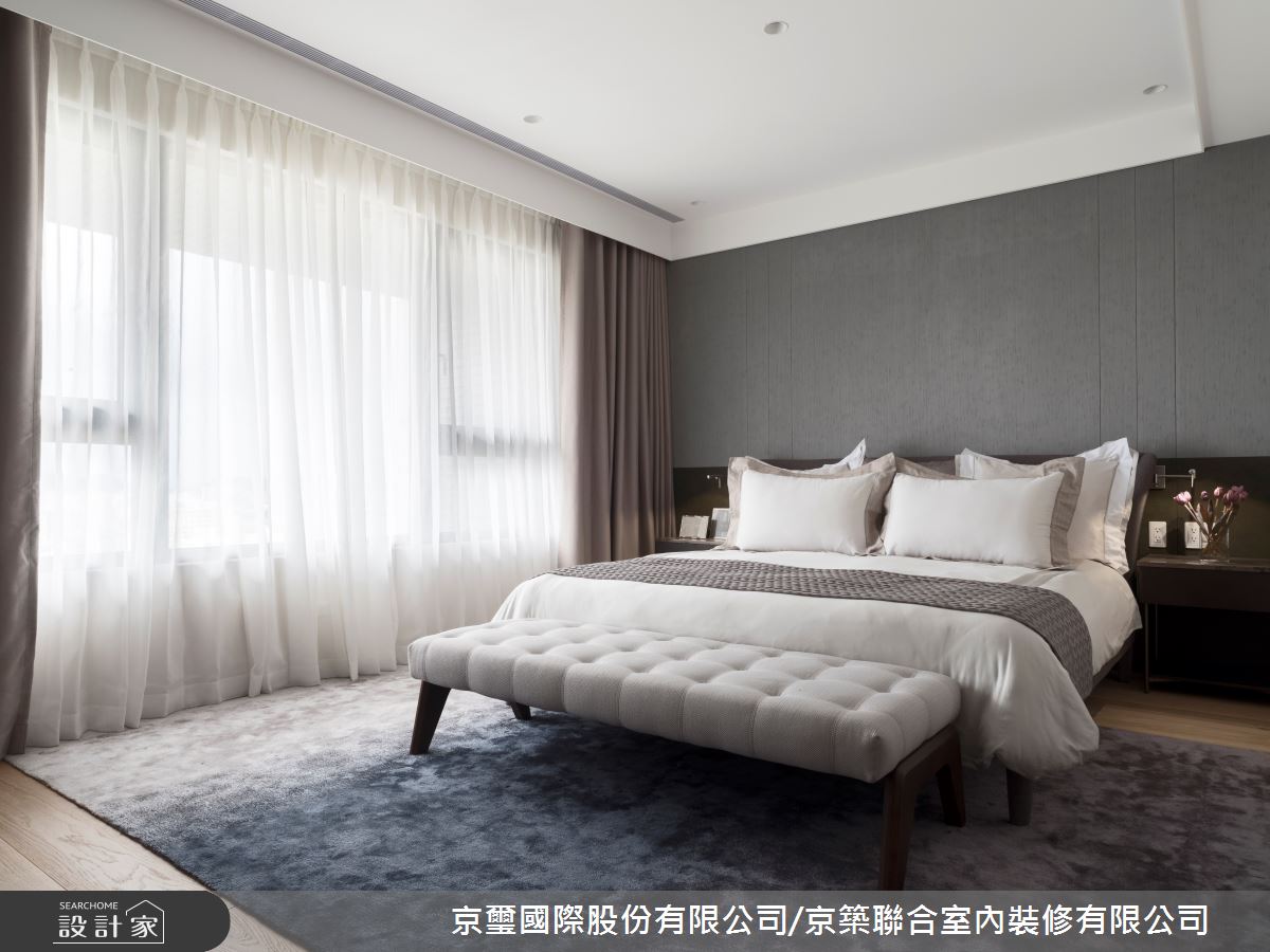 主臥以低彩度色彩,讓居者圍繞在放鬆身心的願景。 主臥以低彩度色彩,讓居者圍繞在放鬆身心的願景。