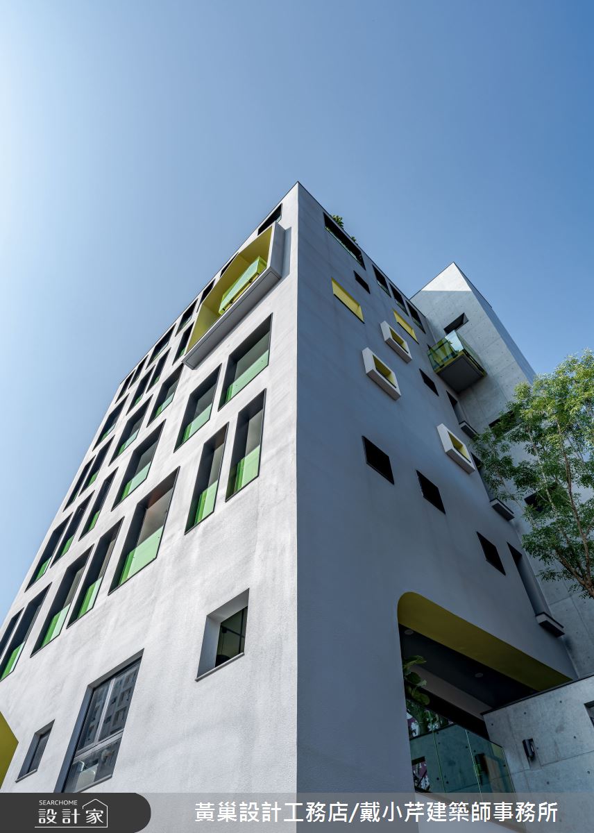 建築外牆以現代簡約灰調作為基底,並以塗料取代磁磚,落實綠建築的環保思維。 建築外牆以現代簡約灰調作為基底,並以塗料取代磁磚,落實綠建築的環保思維。