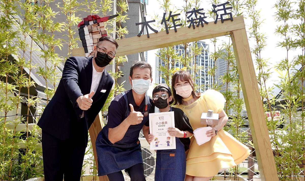 開心體驗木作遊具及木藝 DIY 後,每位木作森活小小館長高興獲得證書。 開心體驗木作遊具及木藝 DIY 後,每位木作森活小小館長高興獲得證書。