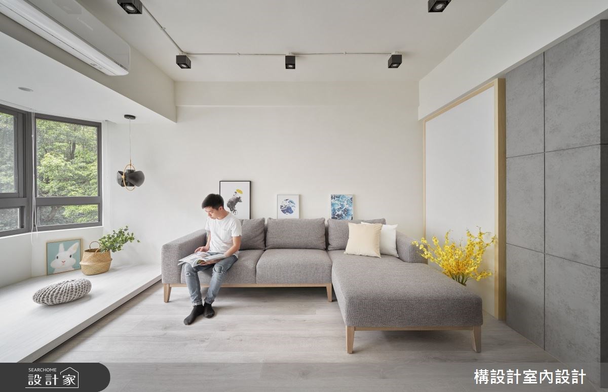 透過架高的木地板高度規劃出舒適的臥榻區,消去了客廳畸零空間的突兀感,也賦予了休閒的生活情境。》》看更多圖片 透過架高的木地板高度規劃出舒適的臥榻區,消去了客廳畸零空間的突兀感,也賦予了休閒的生活情境。》》看更多圖片