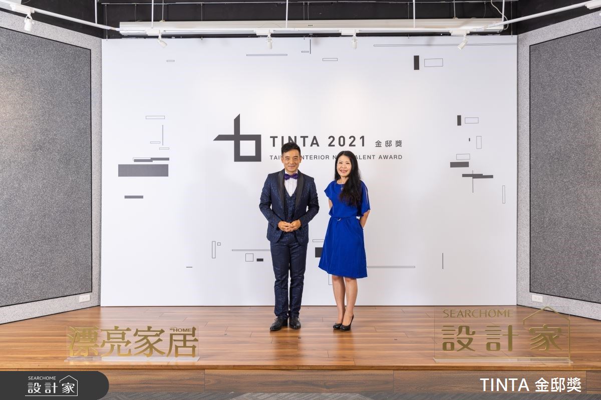 ▲頒獎典禮主持人岑永康(左)與評審之一的漂亮家居雜誌總編輯張麗寶(右)於典禮頒發重要獎項。