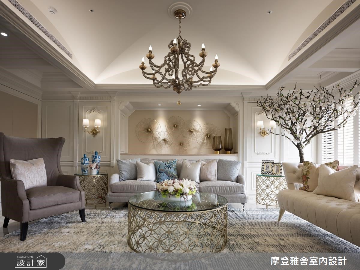 設計師建議以白、米、棕等中性大地色調為主體，利用軟件如抱枕、地毯或家具如燈飾、茶几等金屬材質製造視覺焦點。