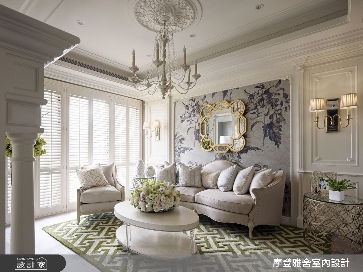 更上一層樓的色彩運用，則在中性色調的基礎上，加入對比色製造對比，本案以綠色系地毯、植栽與藍色花卉壁紙打造繁複卻不雜亂的古典美感。在色彩風水學上來說，更有增加事業運、幫助人既發展的優勢。